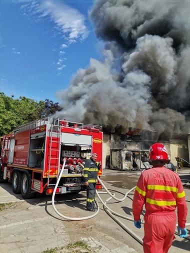 Timişoara: Cauza incendiului izbucnit duminică la o hală este un scurtcircuit/ Poliţiştii au întocmit dosar penal