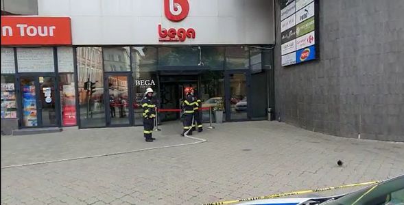 Alarma cu bombă de la un centru comercial din Timişoara, falsă / Forţele de ordine s-au retras / Poliţiştii îl caută pe cel care a sunat