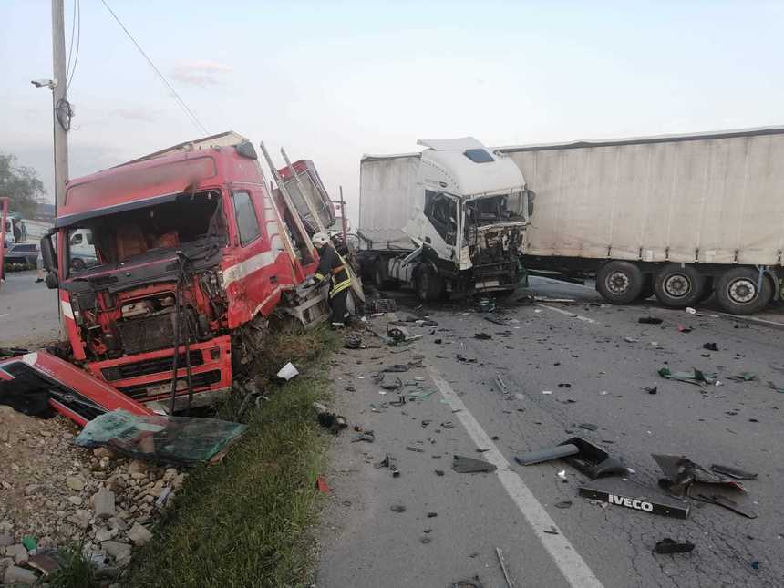Trafic complet blocat pe DN 17 în judeţul Suceava, după ce două camioane s-au ciocnit frontal / Şoferii, evaluaţi de medici 
