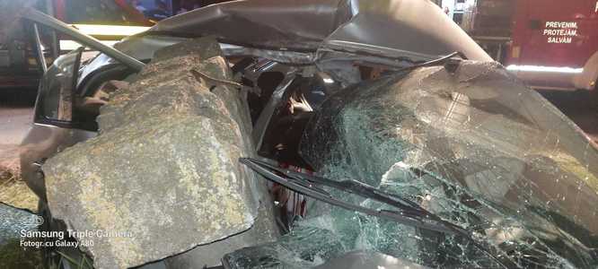 Hunedoara: Şofer decedat, după ce a intrat cu maşina într-un stâlp de beton
