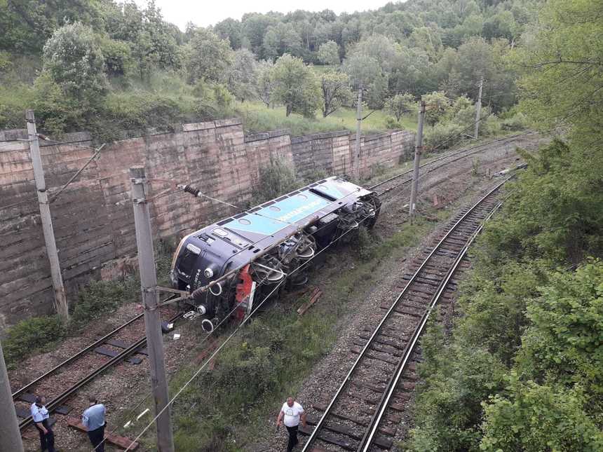 UPDATE - Hunedoara: Locomotivă de tren, deraiată între Băniţa şi Merişor / Mecanicul a fost rănit / Precizările CFR