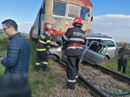 Iaşi: Un bărbat a murit după ce maşina în care se afla a fost lovită de un tren Regio