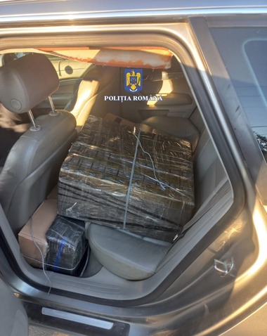 Bihor: Tânăr reţinut de poliţişti după ce în maşina s-a au fost găsite zeci de mii de ţigări fără timbru