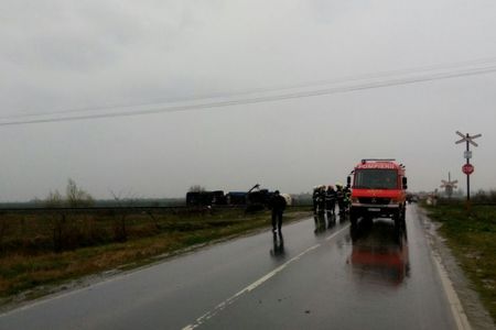 UPDATE - Suceava: O autocisternă cu GPL s-a ciocnit cu o maşină, pe DN 2 / Două persoane au fost rănite / Pericol de explozie, înlăturat inclusiv cu perdea de apă
