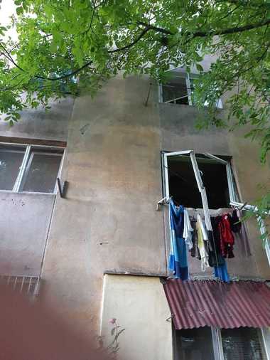 Timiş: Explozie neurmată de un incendiu la un bloc de locuinţe din Lugoj / 40 de locatari s-au autoevacuat / O tânără de 23 de ani are arsuri de gradul II pe braţe