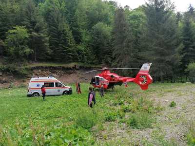 Cluj: Intervenţie pentru salvarea a doi cetăţeni germani care au căzut cu motocicleta într-o râpă adâncă de patru metri / Pilotul, evacuat cu elicopterul  