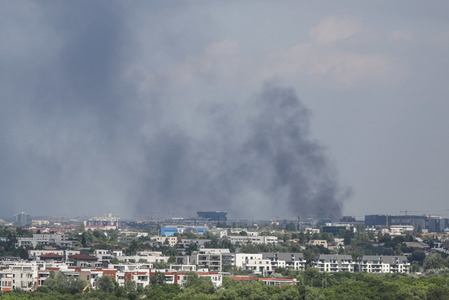 UPDATE - Incendiu produs pe acoperişul unei clădiri din Şoseaua Bucureşti Nord / Degajări mari de fum/ Nu sunt persoane rănite - FOTO / VIDEO