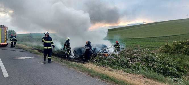 Iaşi: Tânăr carbonizat după ce maşina în care se afla a lovit un copac, apoi s-a răsturnat şi a luat foc. Alte două persoane sunt rănite