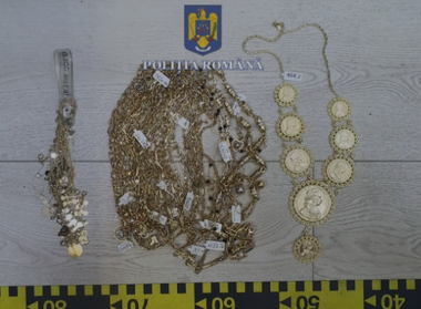 Aproximativ 8 kilograme de obiecte din aur şi argint, confiscate de la mai multe case de amanet din Capitală