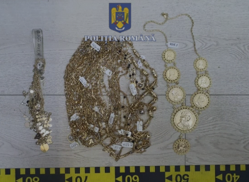 Aproximativ 8 kilograme de obiecte din aur şi argint, confiscate de la mai multe case de amanet din Capitală