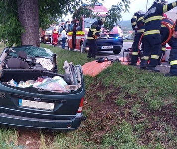 UPDATE - Bihor: Şapte persoane, implicate într-un accident rutier, între localităţile Groşi şi Auşeu, pe DN 1E 60 / O femeie a murit, 6 persoane fiind transportate la spital - FOTO