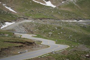 Circulaţia pe Transalpina, redeschisă de miercuri / Restricţii pe timpul nopţii  