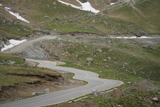 Circulaţia pe Transalpina, redeschisă de miercuri / Restricţii pe timpul nopţii  