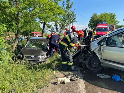 Botoşani: Zece persoane, între care şapte copii, rănite într-un accident rutier în care au fost implicate două maşini - FOTO