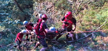 Neamţ: Salvamontiştii intervin pentru salvarea unei persoane accidentate în masivul Grinţieşul Mare/ Victima, găsită în stop cardio-respirator/ Se fac manevre de resuscitare