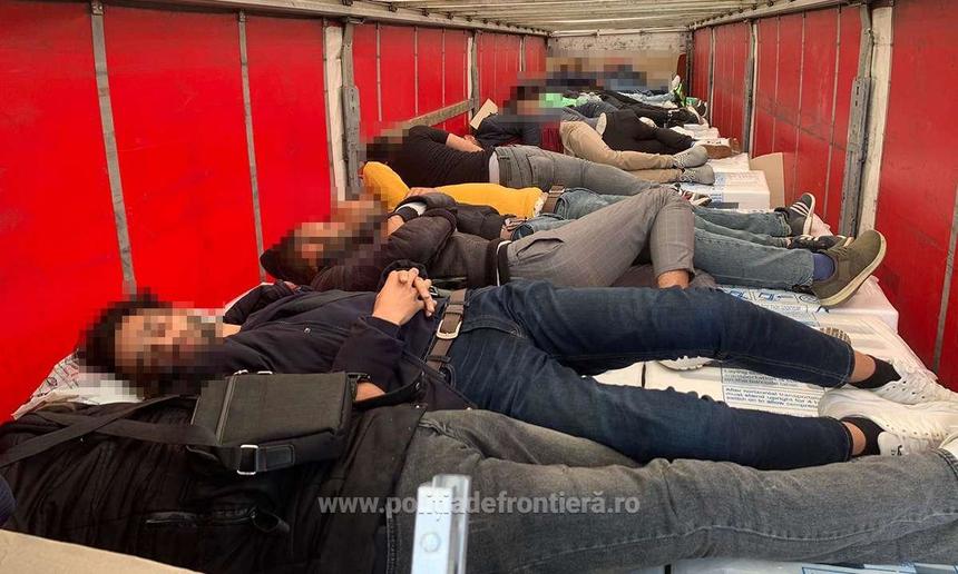 Arad: 58 de migranţi ascunşi în TIR-uri, depistaţi la frontiera cu Ungaria