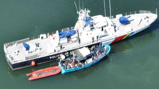 Zeci de migranţi, aflaţi la bordul unei ambarcaţiuni în Marea Neagră, salvaţi de poliţiştii de frontieră de la Garda de Coastă / Ambarcaţiunea era supraaglomerată şi nu avea mijloace de salvare pentru toate persoanele de la bord