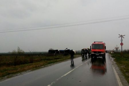 Tulcea: Cinci persoane au fost rănite într-un accident rutier în care au fost implicate două maşini /  Un jandarm care trecea prin zonă a sunat la 112 