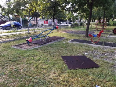 Ploieşti: Loc de joacă, vandalizat de persoane necunoscute. Firma care gestionează spaţiile face apel la oameni să anunţe autorităţile când văd astfel de fapte - FOTO