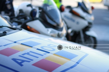 Un poliţist rutier pe motocicletă a fost rănit într-un accident produs în zona unei intersecţii din Capitală