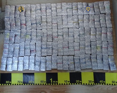 Gorj: Bărbat arestat preventiv după ce a fost prins când încerca să trimită în străinătate medicamente care conţin Clonazepam şi Alprazolam, substanţe din categoria drogurilor de risc