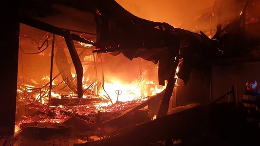Prahova: Incendiu la o fabrică de mobilă. Intervenţia a fost dificilă din cauza materialelor combustibile şi a suprafeţei mari - FOTO
