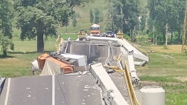 UPDATE - Pod rutier rupt în Neamţ. Un autocamion şi o autoutilitară, surprinse în zonă. Un bărbat a fost rănit/ Podul, reabilitat recent/ Ce declara şeful CJ privind rezistenţa construcţiei/ Podul nu fusese recepţionat/ Două dosare penale, deschise - FOTO, VIDEO