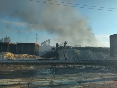 Pompierii încă intervin pentru stingerea incendiului izbucnit la o hală din zona industrială a municipiului Piteşti - FOTO, VIDEO