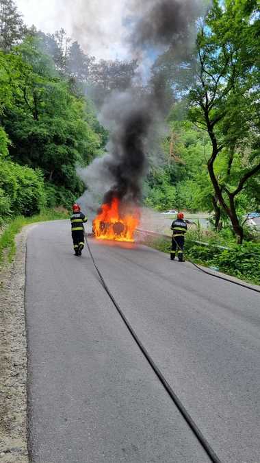Sibiu: Un autoturism a luat foc în mers, fiind complet distrus – FOTO / VIDEO 

