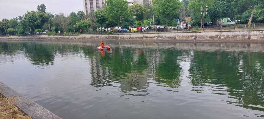 UPDATE - Bărbat căzut în râul Dâmboviţa, în apropiere de Spitalul Universitar din Bucureşti, scos din apă de echipele ISU/ El era în stop cardio-respirator şi s-au făcut manevre de resuscitare/ A fost declarat decesul