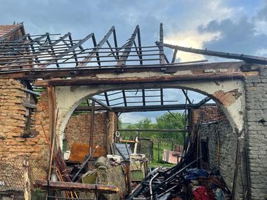 Sibiu: Explozie urmată de incendiu din cauza unei butelii / Un bărbat de 78 de ani a suferit arsuri pe braţe şi pe faţă
