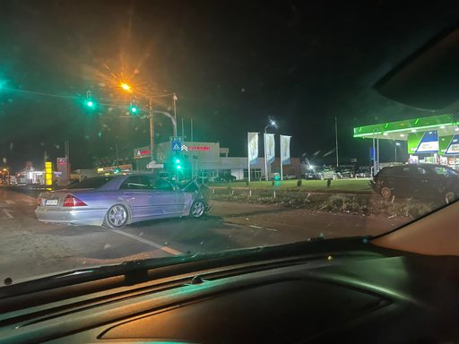 Timişoara: Un tânăr de 18 ani care consumase alcool şi nu deţinea permis de conducere a provocat un accident cu o maşină pe care o furase
