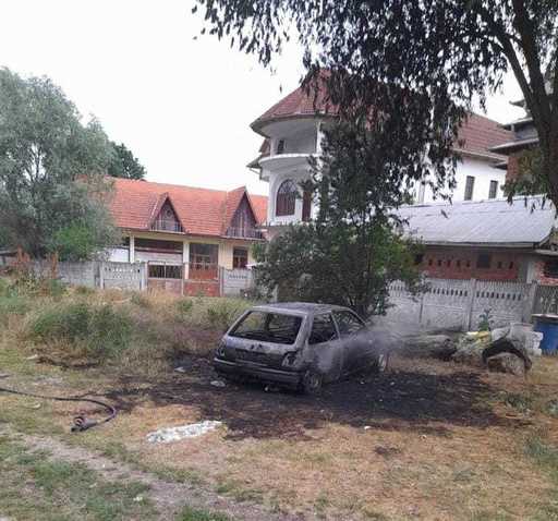 Mehedinţi: Doi tineri, la spital cu arsuri, după ce au încercat să stingă focul izbucnit la o maşină