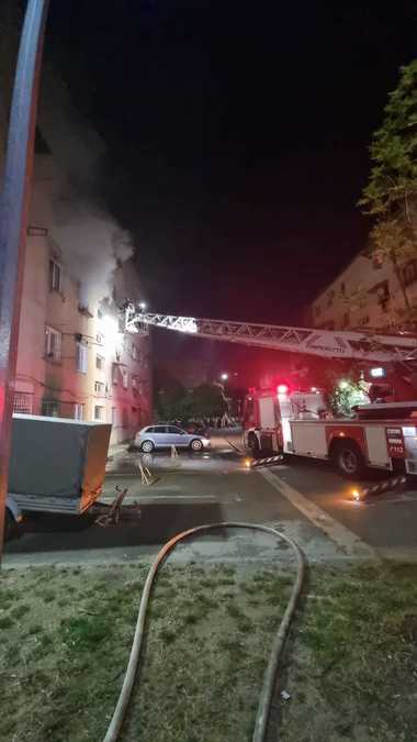Incendiu într-o garsonieră dintr-un bloc din Arad, imobilul fiind inundat cu fum/ Au fost evacuate peste 60 de persoane; zece oameni au avut nevoie de îngrijiri medicale, iar cinci au fost transportaţi la spital - FOTO, VIDEO
