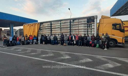 Poliţia de Frontieră: 36 de cetăţeni străini care intenţionau să treacă ilegal frontiera, depistaţi într-un camion cu sicrie 
