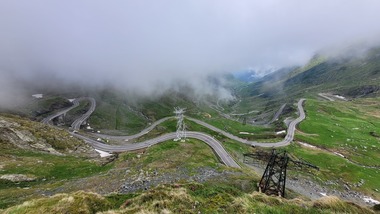 A început inspecţia pe DN7C – Transfăgărăşan în vederea deschiderii circulaţiei inclusiv pe tronsonul închis în sezonul rece / Deszăpezirea, finalizată cu 2 săptămâni mai repede decât de obicei  