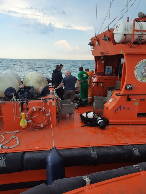 UPDATE - O plută de salvare cu însemne militare, găsită pe mare, în apropierea Portului Constanţa / Pluta este cel mai probabil de provenienţă rusească  - FOTO, VIDEO
