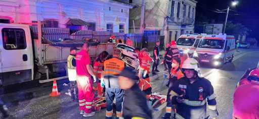  UPDATE - Iaşi: Patru morţi şi patru răniţi după ce un autoturism s-a ciocnit cu o autospecială de mentenanţă a drumurilor, opt muncitori fiind prinşi sub maşină / Femeia care a produs accidentul consumase alcool - FOTO