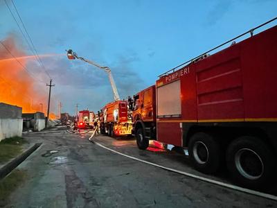 Argeş: Incendiul izbucnit săptămâna trecută la o hală în care se aflau solvenţi, cauzat cel mai probabil de un trăsnet

