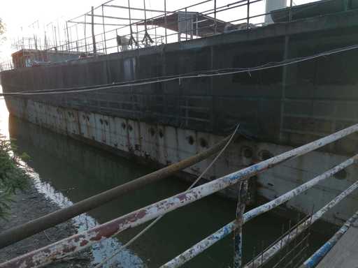 UPDATE - Tulcea: Şlep acostat pe Braţul Sfântu Gheorghe, în pericol de scufundare/ O parte dintre găurile prin care şlepul lua apă au fost astupate
