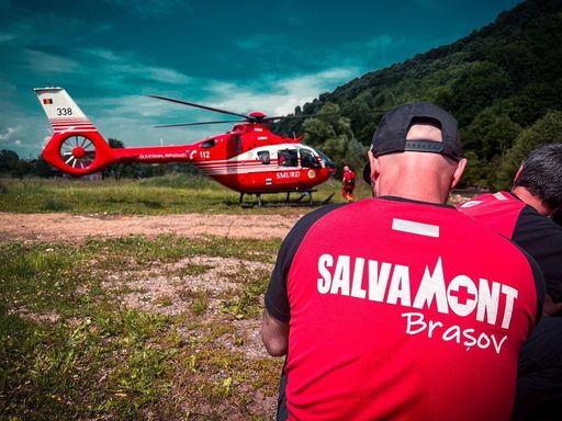 Turist accidentat pe munte, în Braşov, după ce o bucată de gheaţă s-a desprins de pe o stâncă şi a căzut peste el
