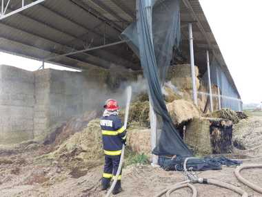 Vâlcea: Intervenţie de cinci ore a pompierilor pentru stingerea unui incendiu izbucnit la un depozit cu baloţi  de lucernă - VIDEO
