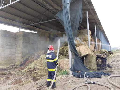 Vâlcea: Intervenţie de cinci ore a pompierilor pentru stingerea unui incendiu izbucnit la un depozit cu baloţi  de lucernă - VIDEO
