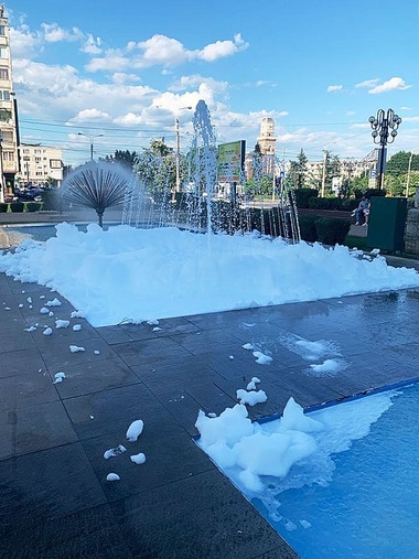 Fântâni arteziene din mai multe zone ale Ploieştiului au fost vandalizate.  Persoane necunoscute au turnat detergent, care în reacţie cu apa a produs spumă - FOTO