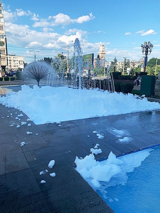 Fântâni arteziene din mai multe zone ale Ploieştiului au fost vandalizate.  Persoane necunoscute au turnat detergent, care în reacţie cu apa a produs spumă - FOTO