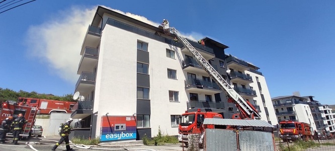 Cluj: Intervenţie a pompierilor cu şapte autospeciale de stingere, după ce acoperişul unui bloc din Floreşti a luat foc - FOTO
