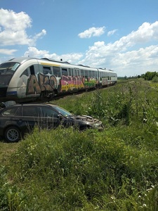 Un tren a lovit un autoturism, în judeţul Argeş. Pasagerii au scăpat nevătămaţi - FOTO 