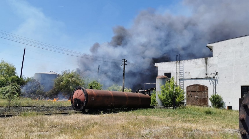 Bihor: Incendiu la rezervoarele cu reziduuri de păcură de pe platforma fostei uzine Tileagd - FOTO
