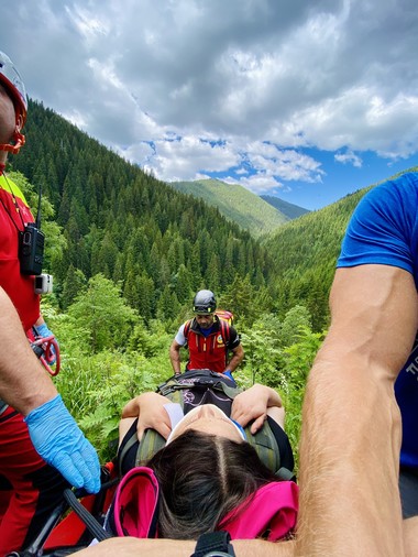 Acţiune a Salvamont Dâmboviţa pentru salvarea unei persoane care s-a rănit pe un traseu turistic din zona Cantonului Bratei / Victima prezenta un traumatism la nivelul membrului inferior, fiind în imposibilitatea de a se deplasa - VIDEO
