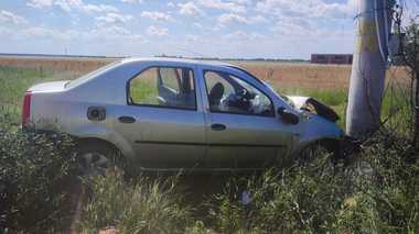 Dâmboviţa: Trei răniţi după ce un autoturism a ieşit de pe şosea şi s-a izbit frontal de un stâlp